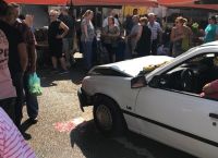 Ηλιούπολη: Αυτοκίνητο “μπούκαρε” σε λαϊκή – 3 τραυματίες (pics)