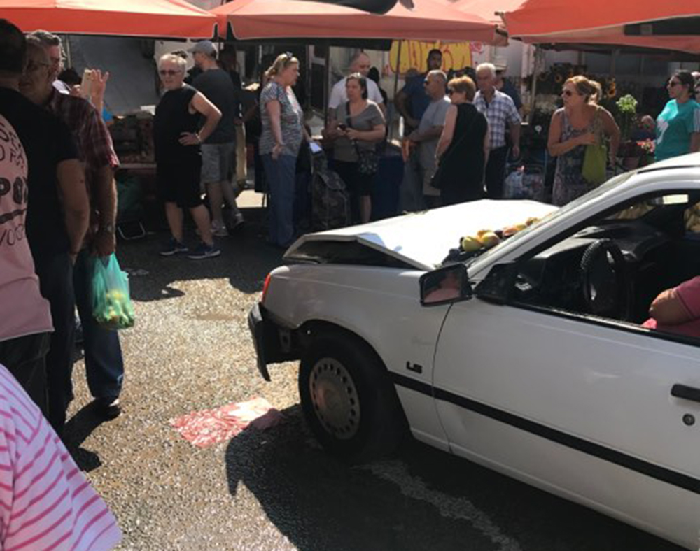 Ηλιούπολη: Αυτοκίνητο “μπούκαρε” σε λαϊκή – 3 τραυματίες (pics)