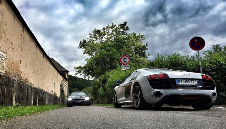 H κόντρα του αιώνα: Ένα Audi R8 αφήνει πίσω του δύο μηχανές 1000 κυβικών (vid)