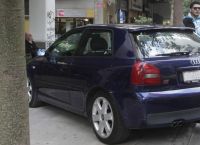 Μοναδικό σημείωμα σε οδηγό που πάρκαρε πάνω σε πεζοδρόμιο