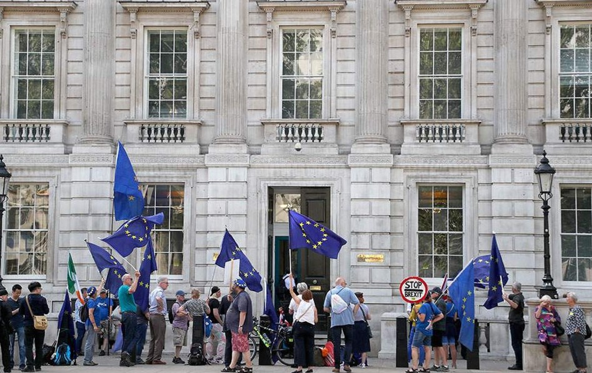 Brexit: Τα επόμενα βήματα και οι “παγίδες” που κρύβει η συμφωνία