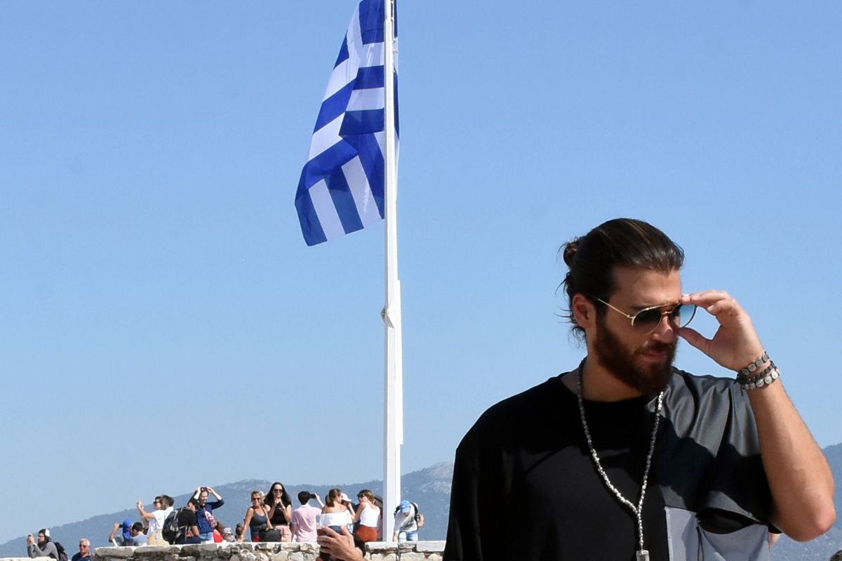 Can Yaman: Σάλος με την άσεμνη χειρονομία του Τούρκου ηθοποιού στην Ακρόπολη (pic&vid)