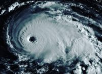 Dorian: Πλήττει τη Βόρεια Καρολίνα με ταχύτητα 150χλμ την ώρα – Φόβοι για κύματα δύο μέτρων