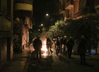 Εξάρχεια: Η ομάδα “Σύντροφοι, Συντρόφισσες” ανέλαβε την ευθύνη για την επίθεση σε αστυνομικούς