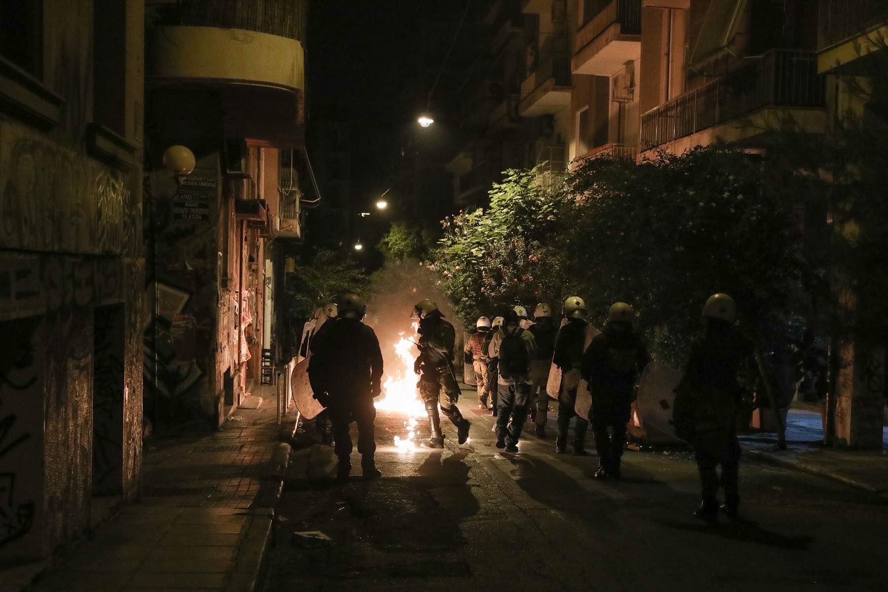 Εξάρχεια: Η ομάδα “Σύντροφοι, Συντρόφισσες” ανέλαβε την ευθύνη για την επίθεση σε αστυνομικούς
