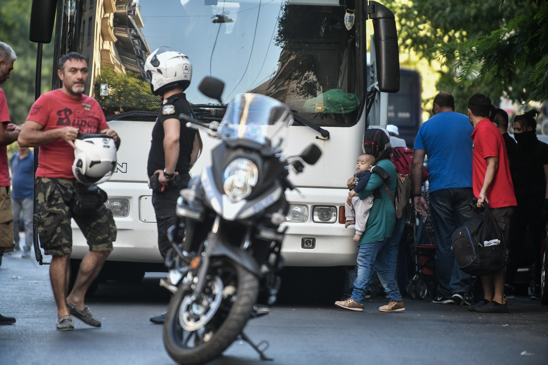Πλατεία Βάθης: Επιχειρήσεις της αστυνομίας σε δυο υπό κατάληψη κτίρια στην Αχαρνών