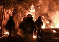 Εξάρχεια: Βίντεο από την επίθεση κουκουλοφόρων με μολότοφ σε αστυνομικούς (vid)