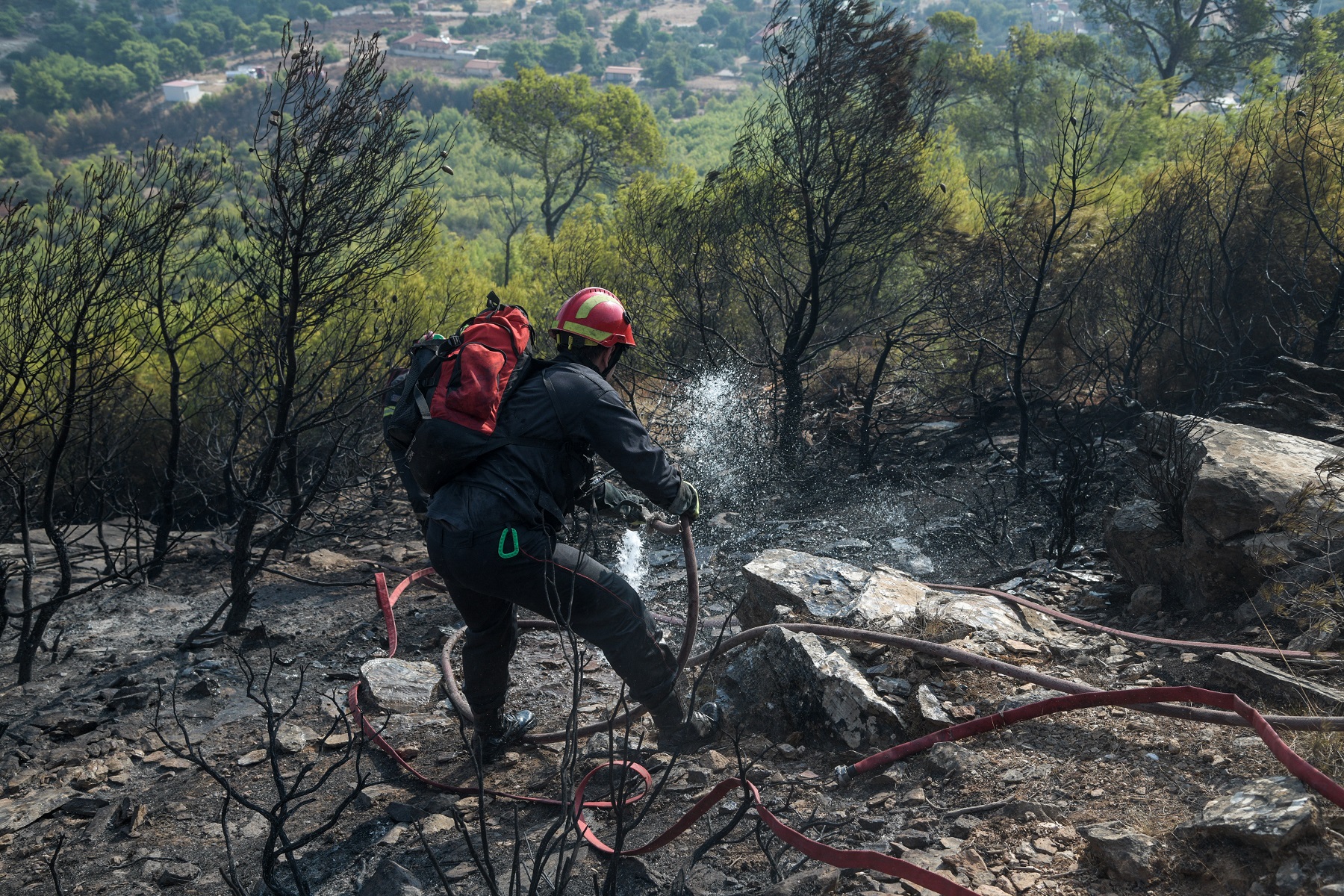 Φωτιά Νέα Μακρή: Σε ύφεση η πυρκαγιά – Καταγγελίες για εμπρησμό
