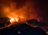 Φωτιά στο Λουτράκι: Ολονύχτια μάχη των πυροσβεστών με τις φλόγες