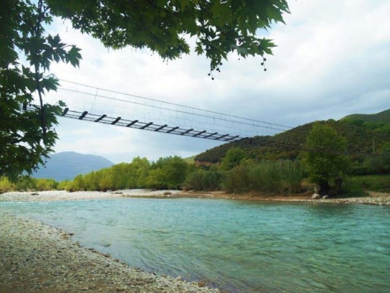 Αυτή είναι η πιο περίεργη γέφυρα στην Ελλάδα [vid]