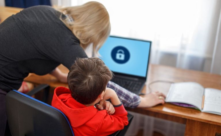 Πως να προστατέψετε τα παιδιά σας στα social media