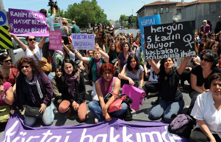 Τουρκία: Δεκάδες διαδηλωτές στους δρόμους για να καταγγείλουν τη βία σε βάρος των γυναικών