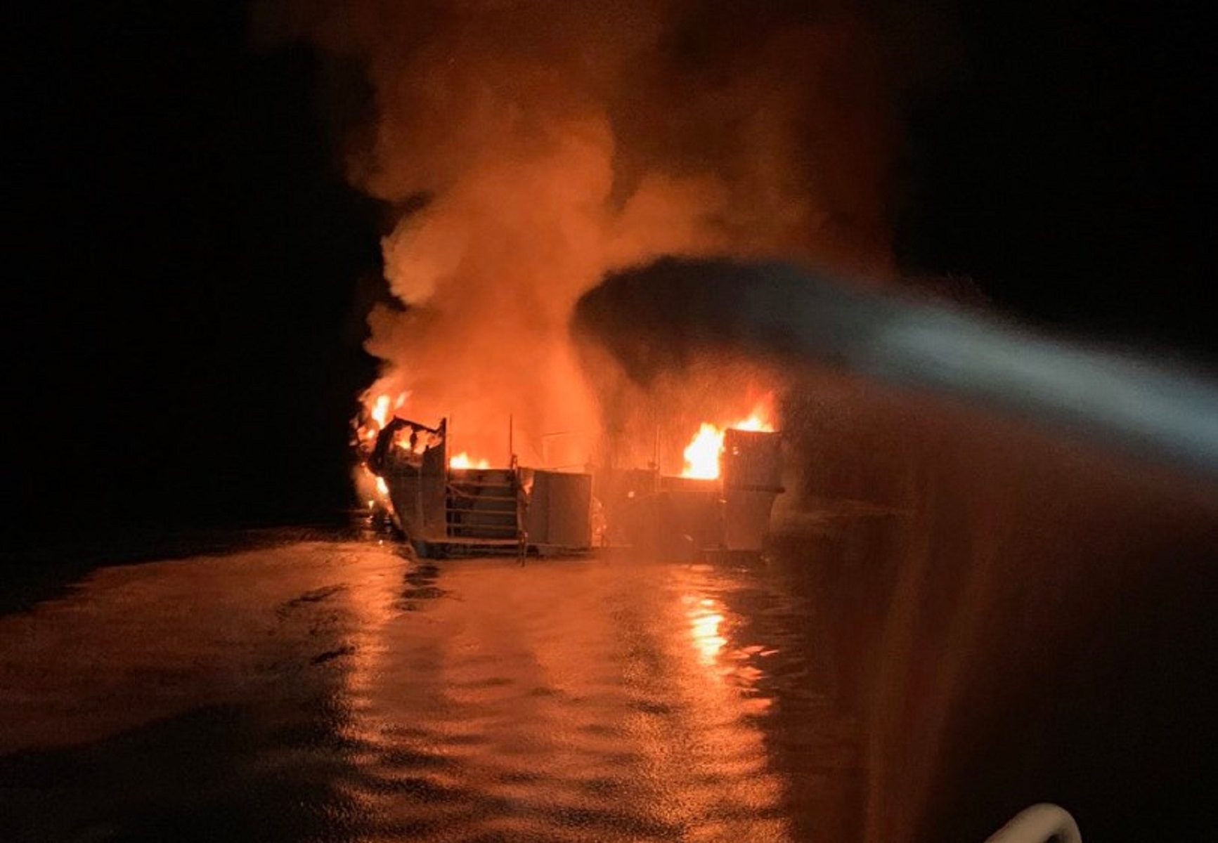 Τραγωδία στην Καλιφόρνια: Πλοίο έπιασε φωτιά, πληροφορίες για δεκάδες νεκρούς