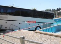 Κεφαλονιά: Λεωφορείο έπεσε σε πισίνα (pics)