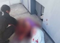 Κηφισός: Αστυνομικοί σώζουν άνδρα που έκοψε με γυαλί το λαιμό του – Προσοχή σκληρές εικόνες
