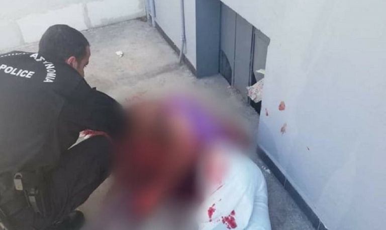 Κηφισός: Αστυνομικοί σώζουν άνδρα που έκοψε με γυαλί το λαιμό του – Προσοχή σκληρές εικόνες