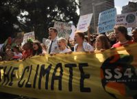 Κλιματική Αλλαγή: Εκατομμύρια νέοι σε όλο τον κόσμο πλημμύρισαν τους δρόμους – «Είμαστε το μέλλον» (pics)