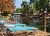 Σε παραλία με ξαπλώστρες μετέτρεψαν τον Ληθαίο ποταμό στα Τρίκαλα