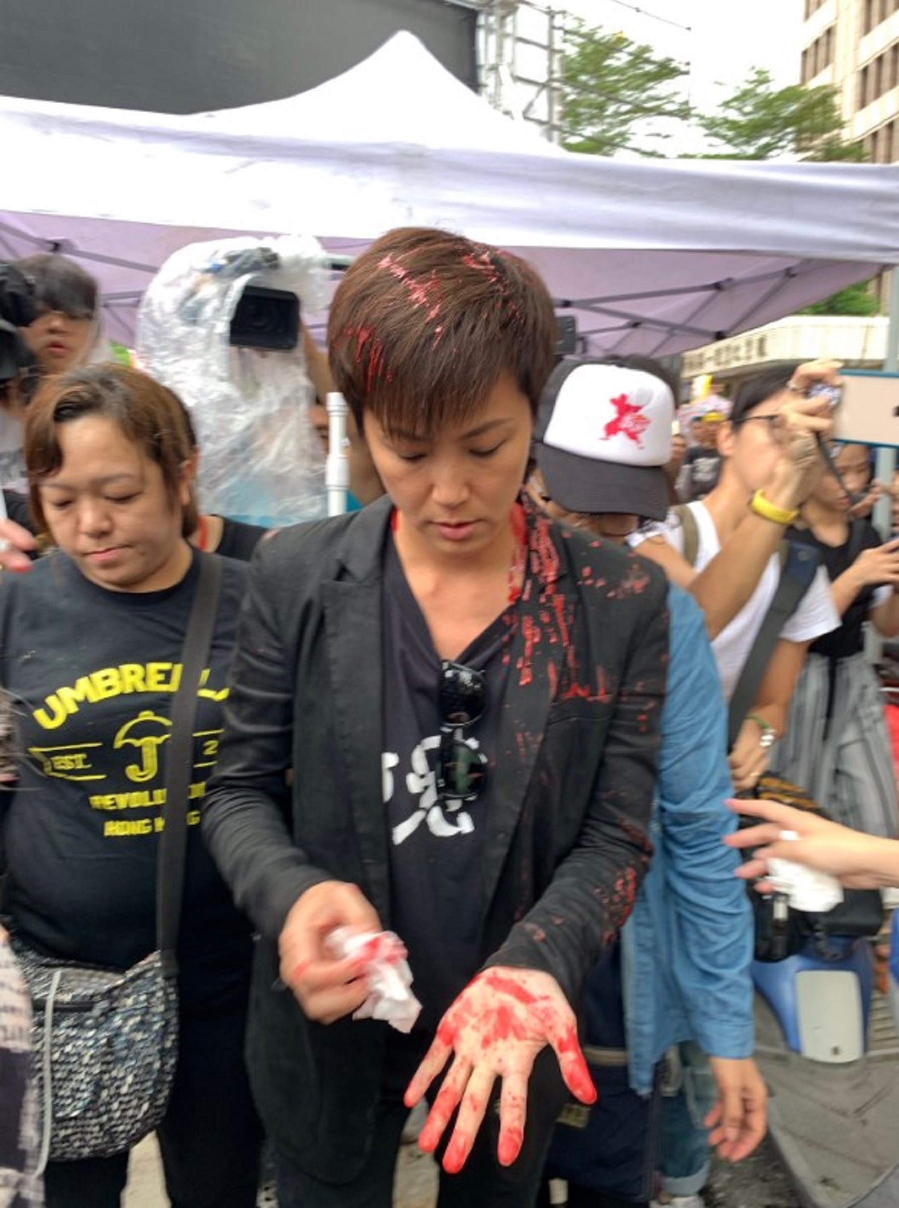 Ταϊβάν: Επιτέθηκαν με μπογιά σε τραγουδίστρια κατά τη διάρκεια διαδήλωσης