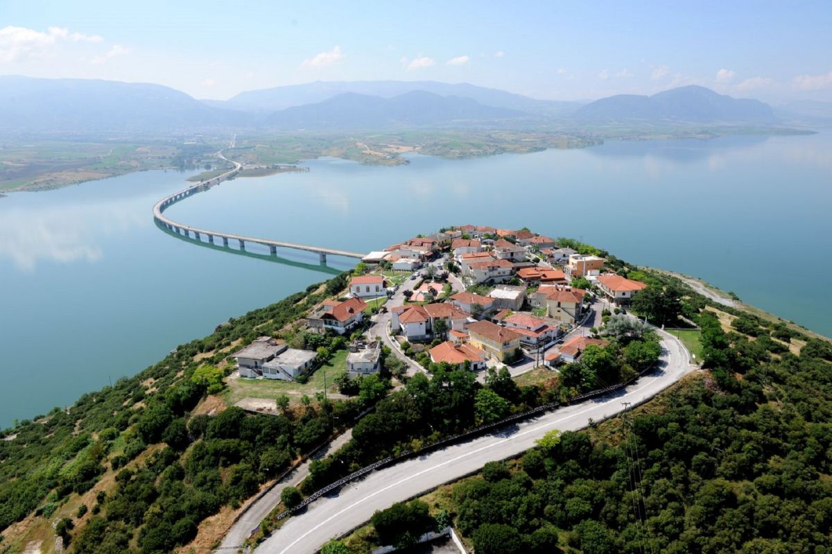 Αυτό είναι το Ελληνικό χωριό στην ηπειρωτική Ελλάδα με την ανεπανάληπτη θέα