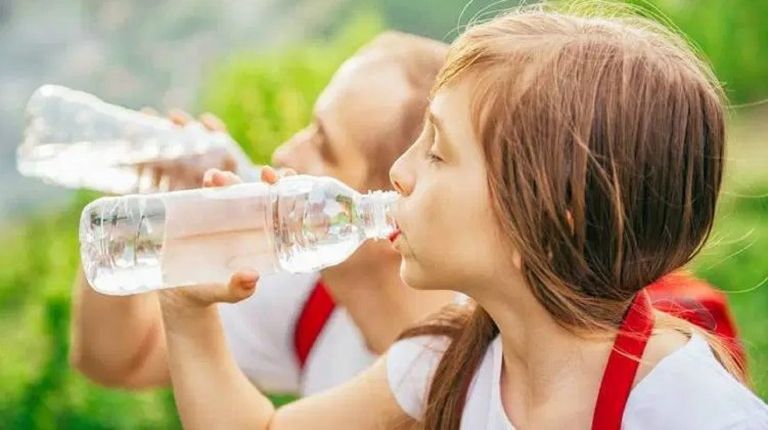 Γιατί όταν πίνουμε παγωμένο νερό καίμε θερμίδες; [vid]