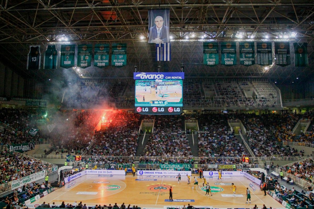 Παναθηναϊκός – Μακάμπι: Συγκινητικό πανό στο ΟΑΚΑ για Παύλο και Θανάση Γιαννακόπουλο