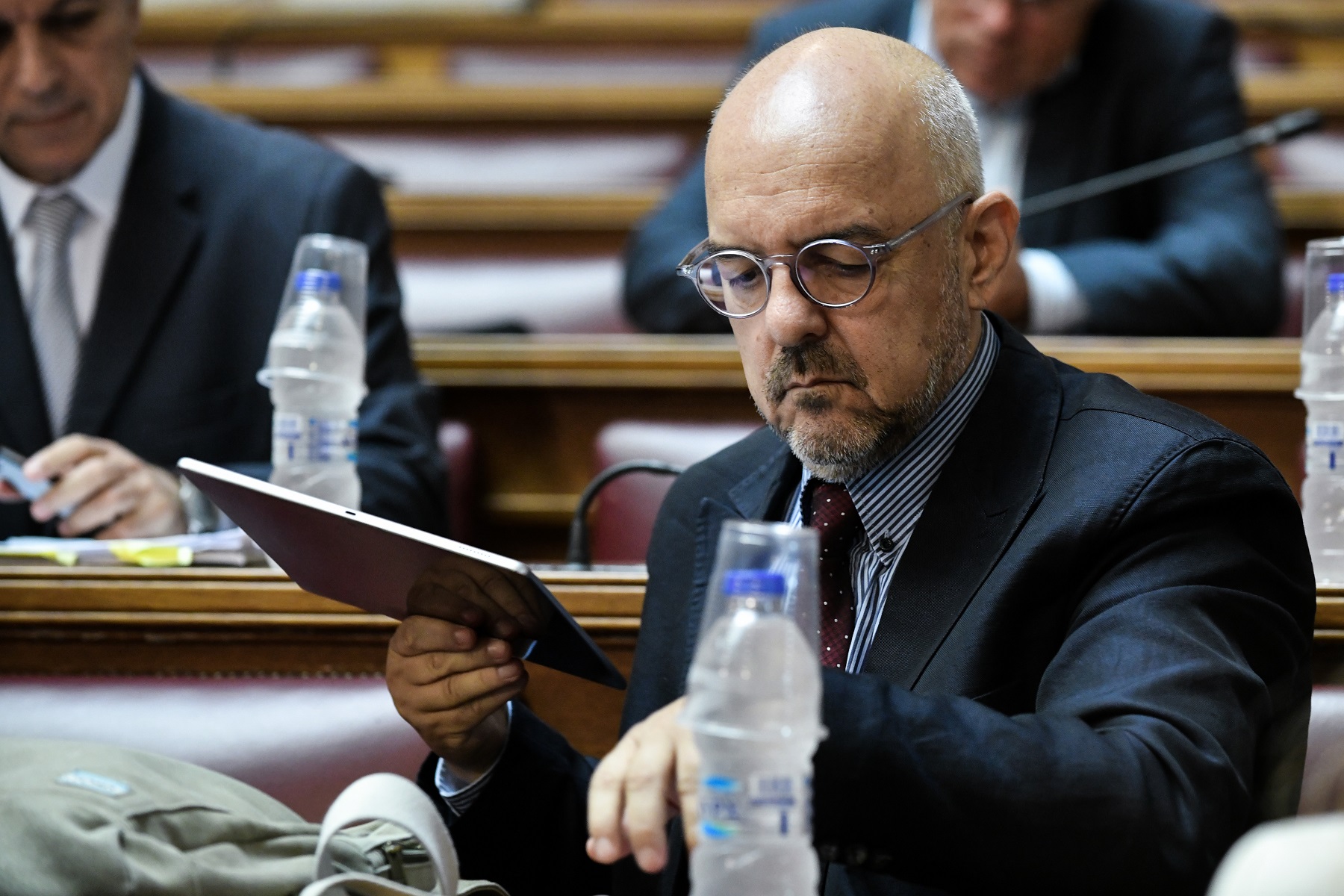 Μπάμπης Παπαδημητρίου: Πολιτική “θύελλα” για το σχόλιο του περί “φθηνού νερού”