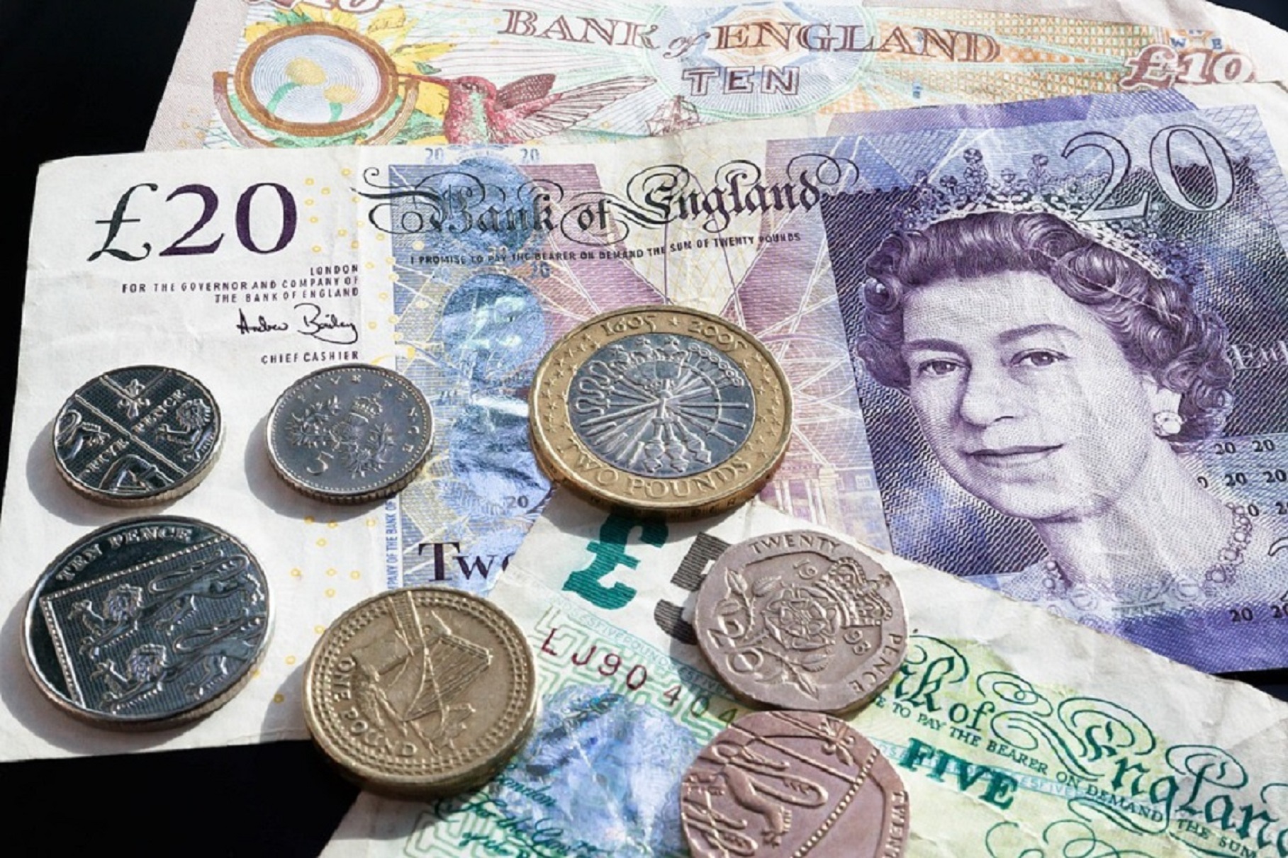 Brexit: Η ήττα του Τζόνσον έδωσε “ανάσα” στη στερλίνα