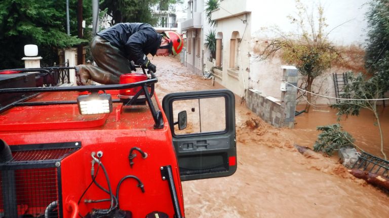 Θεσσαλονίκη: Πολλά προβλήματα από τη νεροποντή – Επί ποδός η Πυροσβεστική