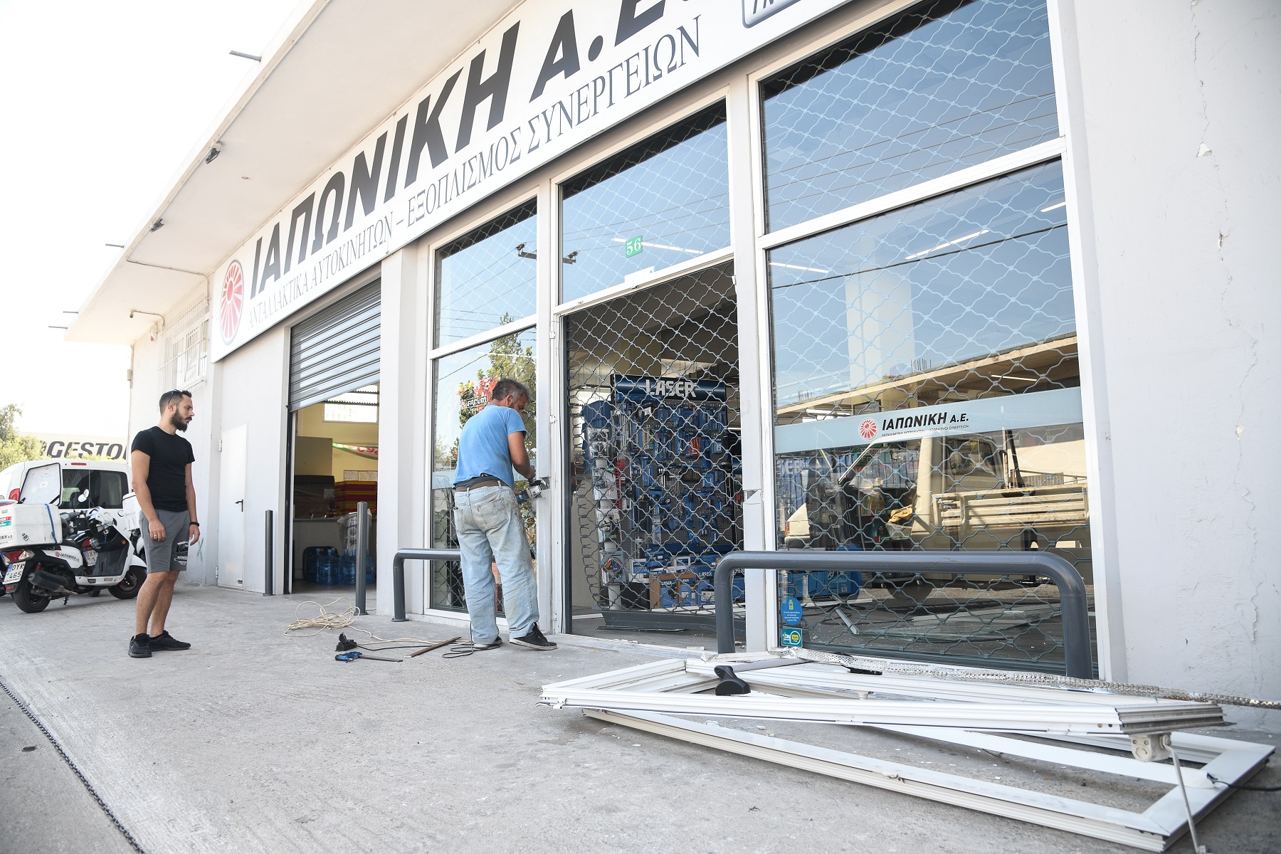 Μεταμόρφωση: Νέα «χτυπήματα» με εισβολή σε καταστήματα με αυτοκίνητο