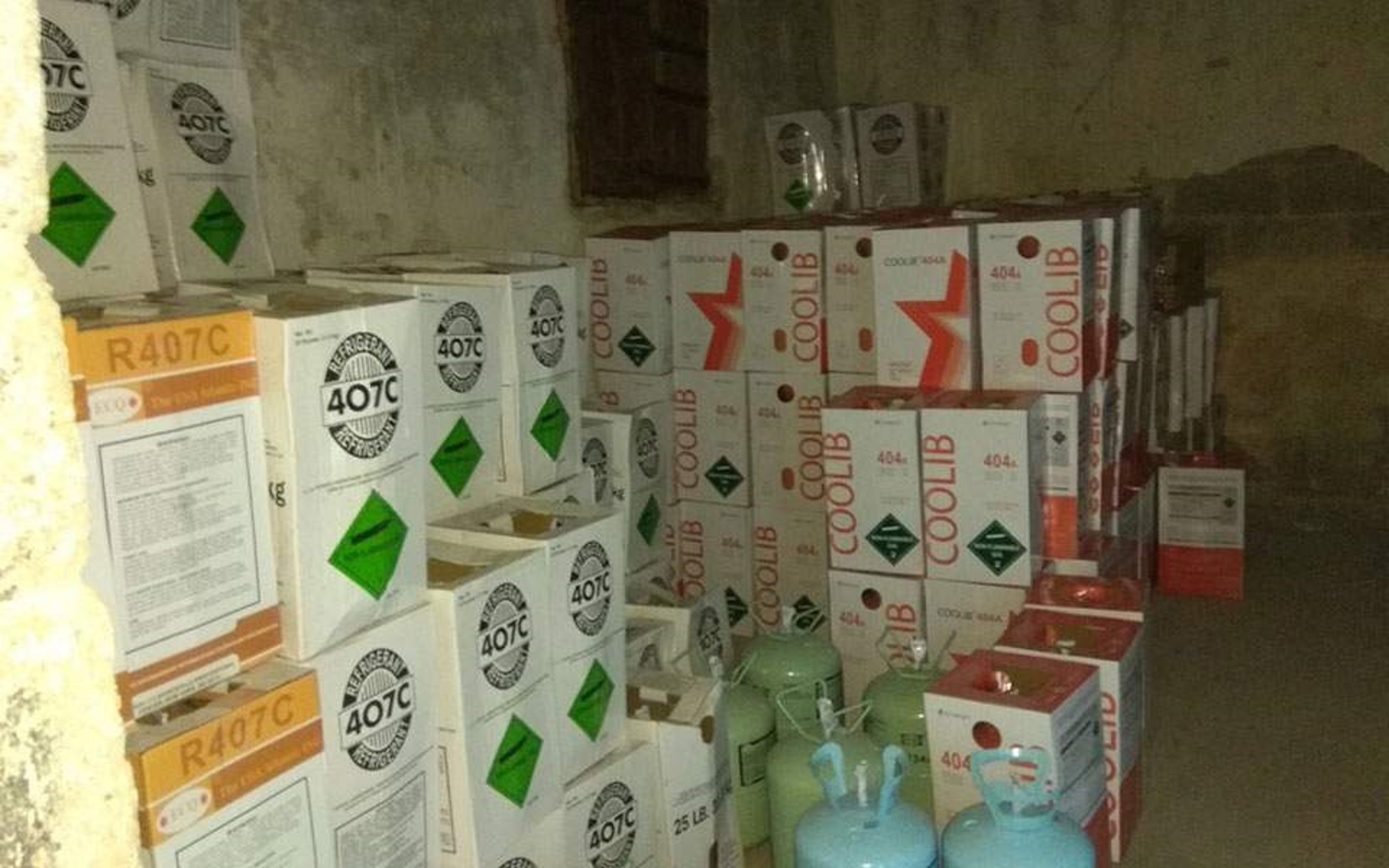 ΣΔΟΕ: Πάνω από 23 τόνους απαγορευμένου ψυκτικού υγρού εντοπίστηκαν στο Αιγάλεω