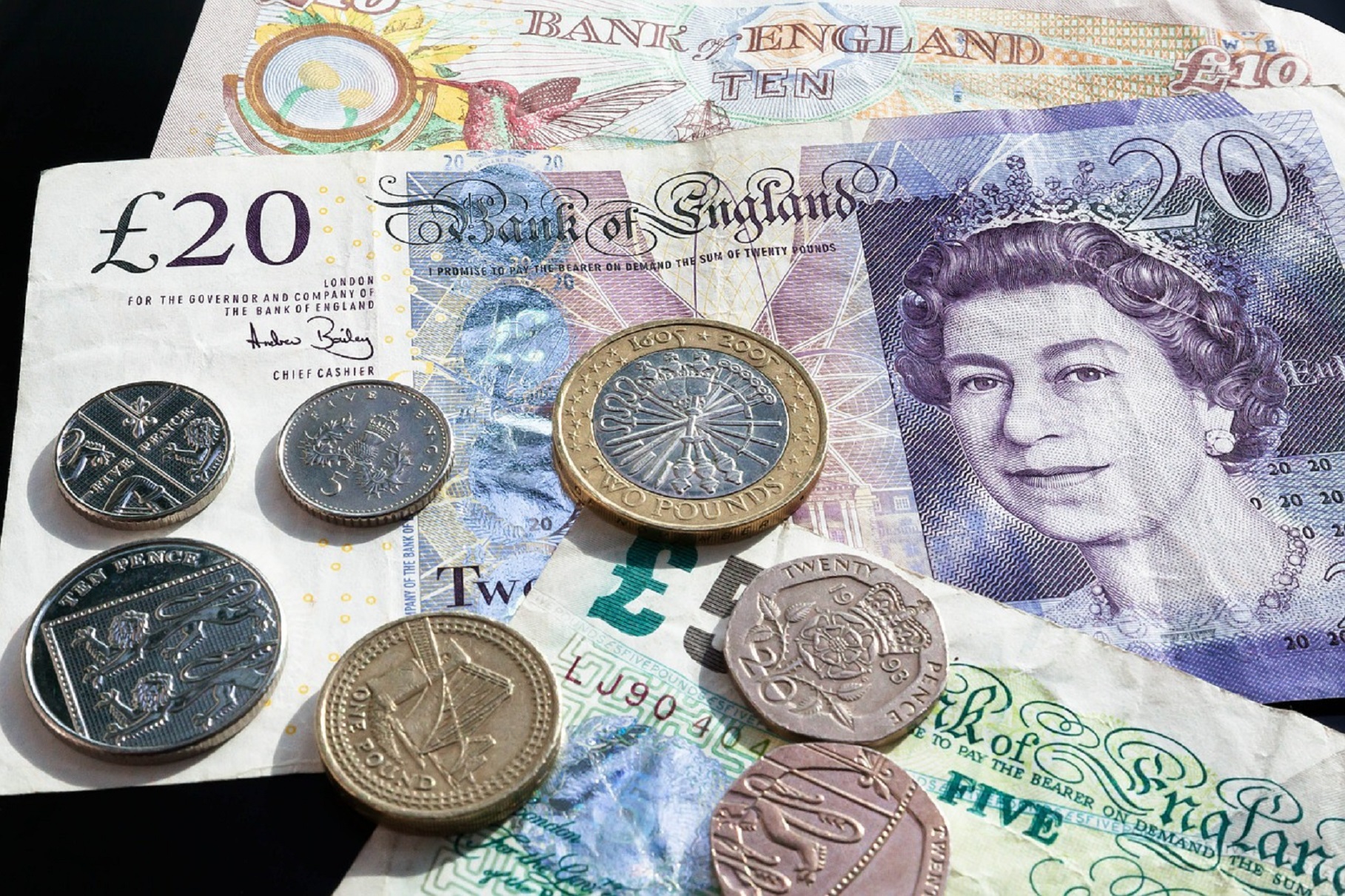 Brexit: Στο χαμηλότερο επίπεδο της τριετίας η στερλίνα