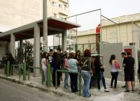 Σχολεία στην Κύπρο: Τέλος μούσια και σκουλαρίκια στα αγόρια – Κολάν και μακιγιάζ στα κορίτσια