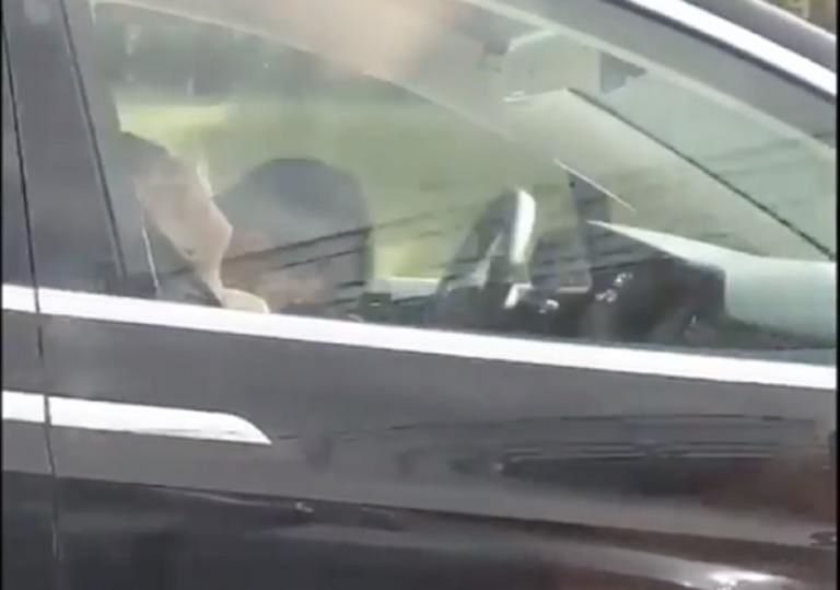 Βίντεο σοκ: Οδηγός κοιμάται στο τιμόνι ενός Tesla, που πάει με 90 χιλιόμετρα