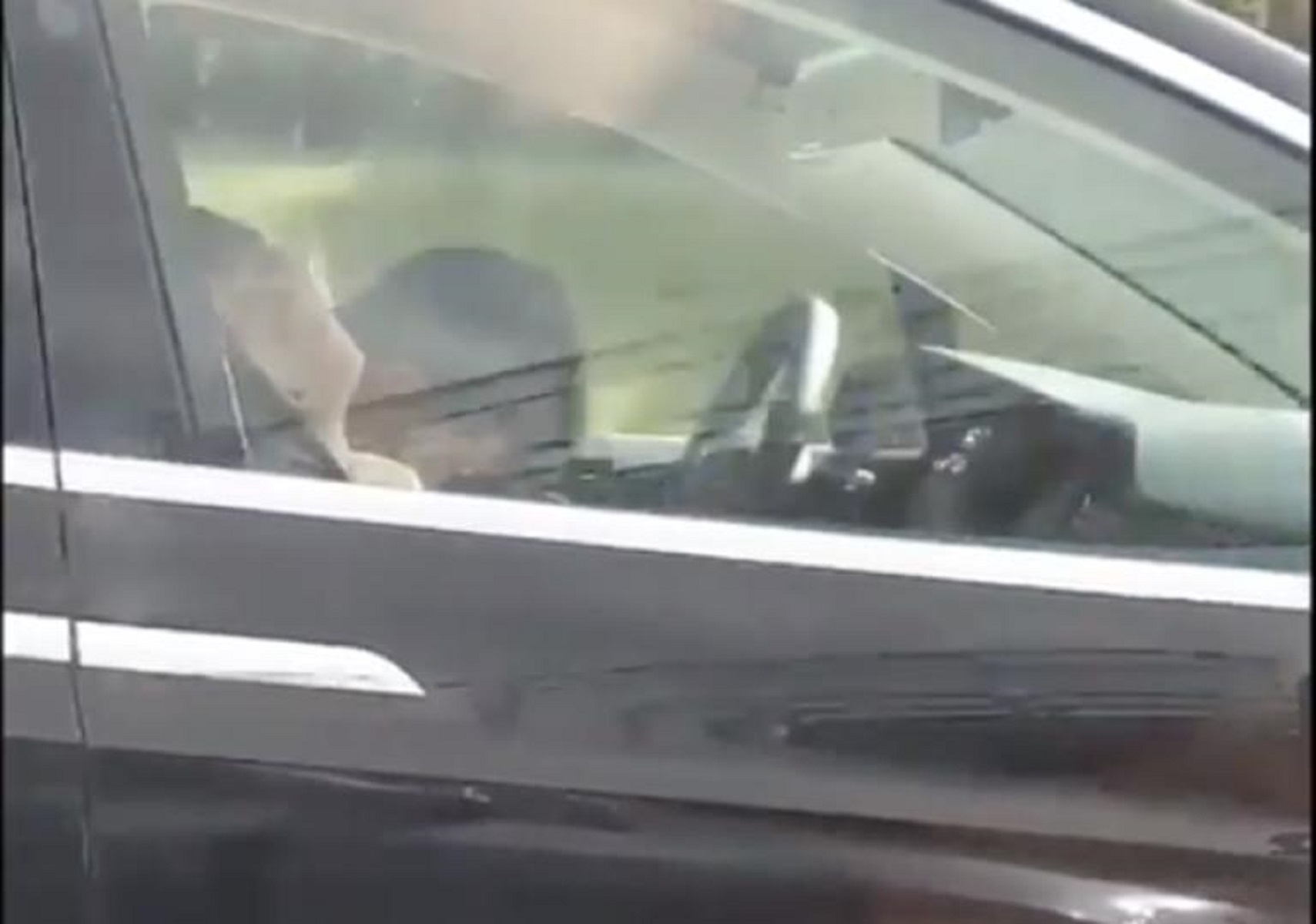 Βίντεο σοκ: Οδηγός κοιμάται στο τιμόνι ενός Tesla, που πάει με 90 χιλιόμετρα