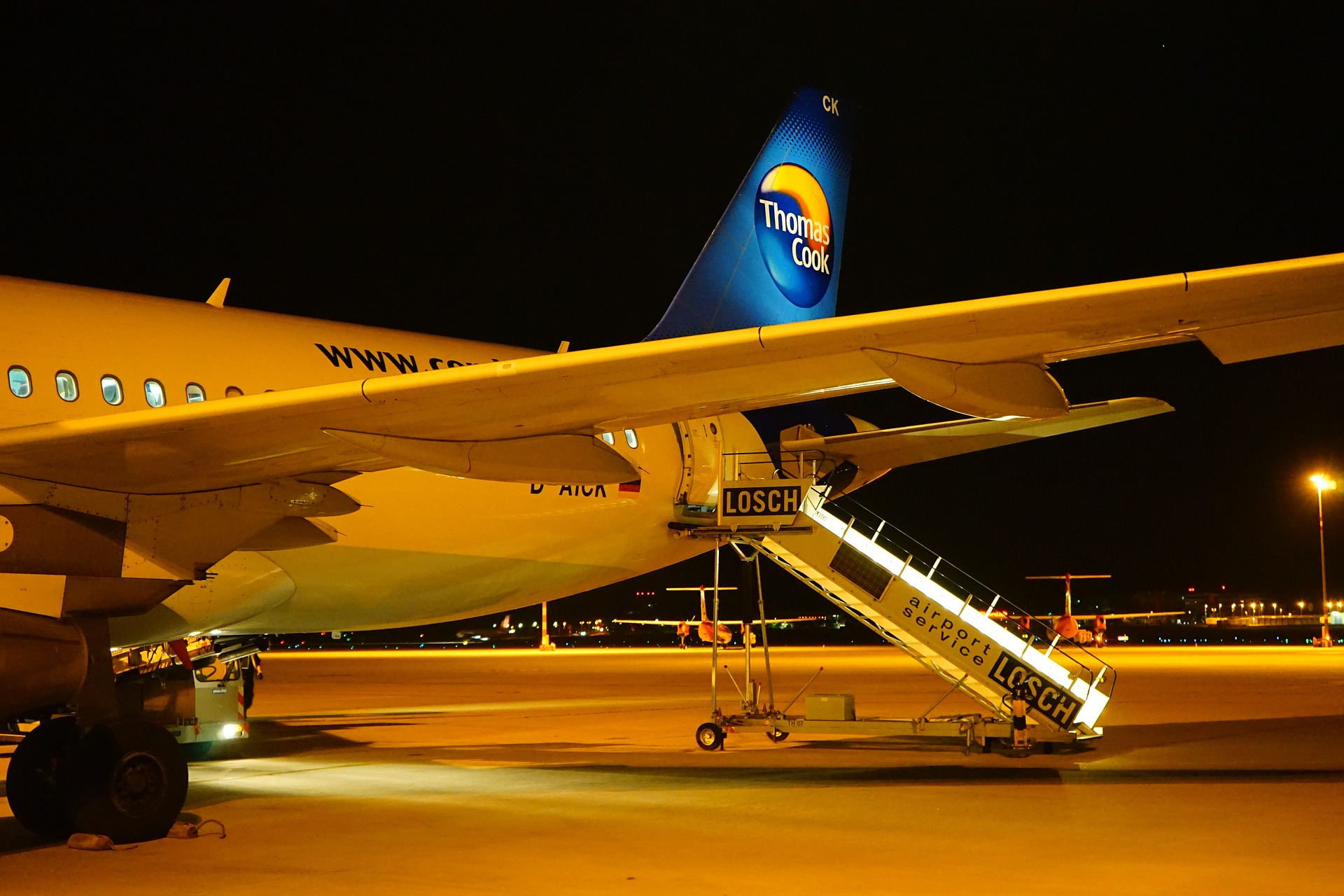 Thomas Cook: Κήρυξε πτώχευση –  Ξεκινά επιχείρηση επαναπατρισμού 600.000 τουριστών