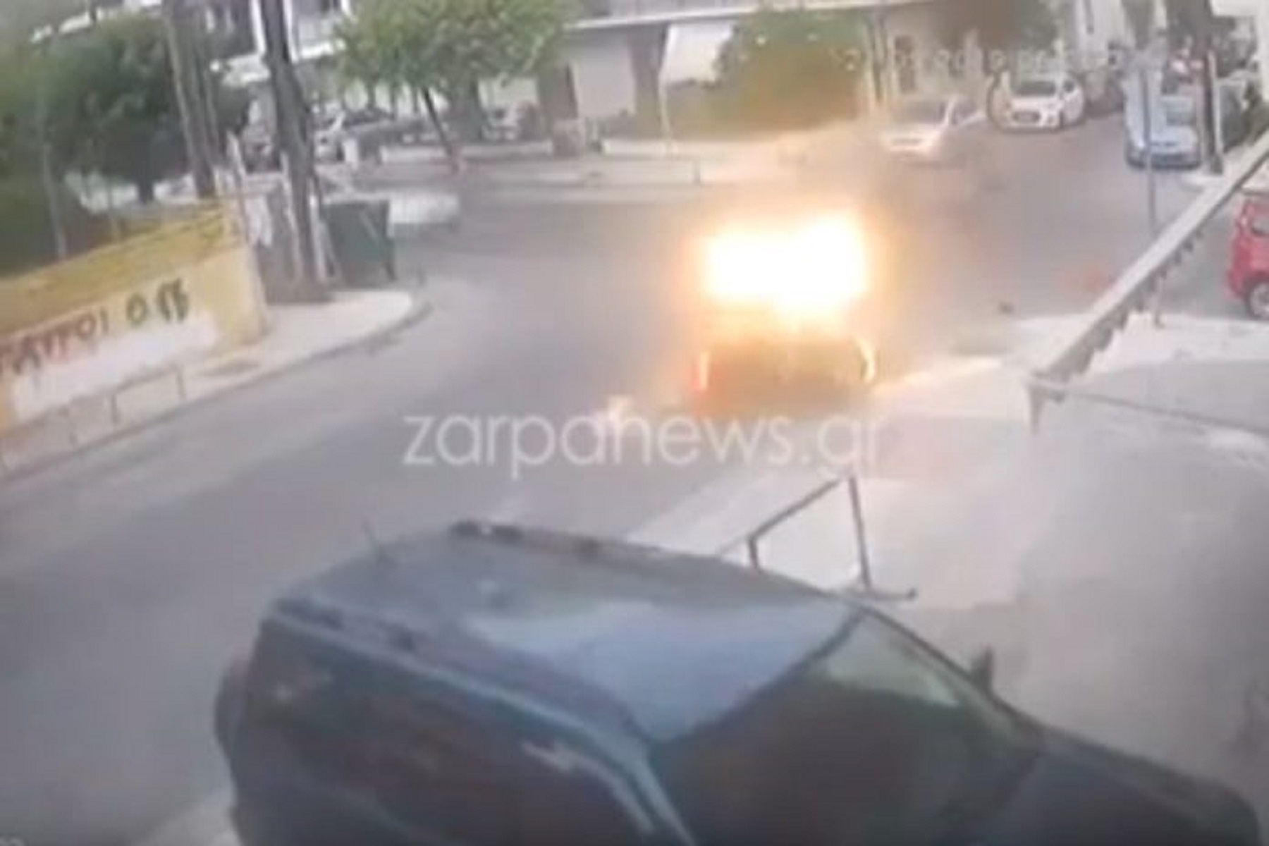 Ανατριχιαστικό βίντεο: Αυτοκίνητο στα Χανιά εκσφενδονίζει μηχανάκι και εξαφανίζεται