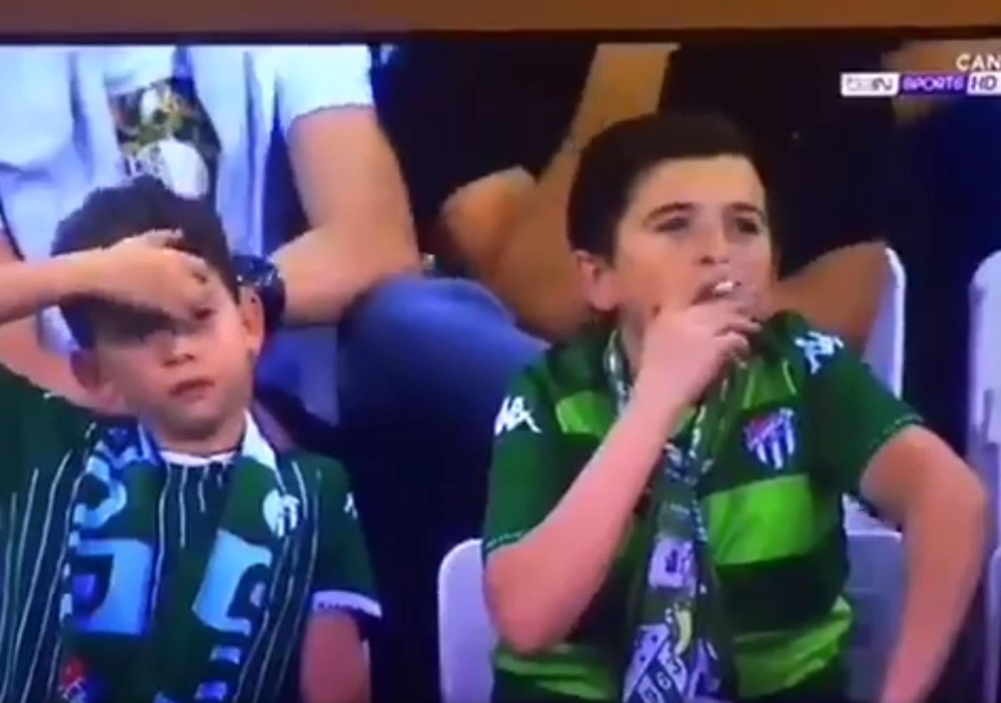 Viral: Πιτσιρικάς ανάβει τσιγάρο στην εξέδρα (vid)