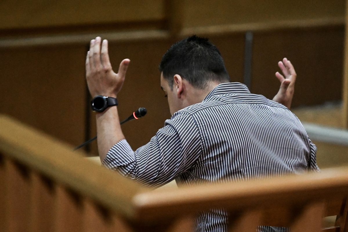 Δίκη Χρυσής Αυγής: «Να βοηθήσω ήθελα», ανέφερε ο κατηγορούμενος για την επίθεση στους αφισοκολλητές του ΠΑΜΕ