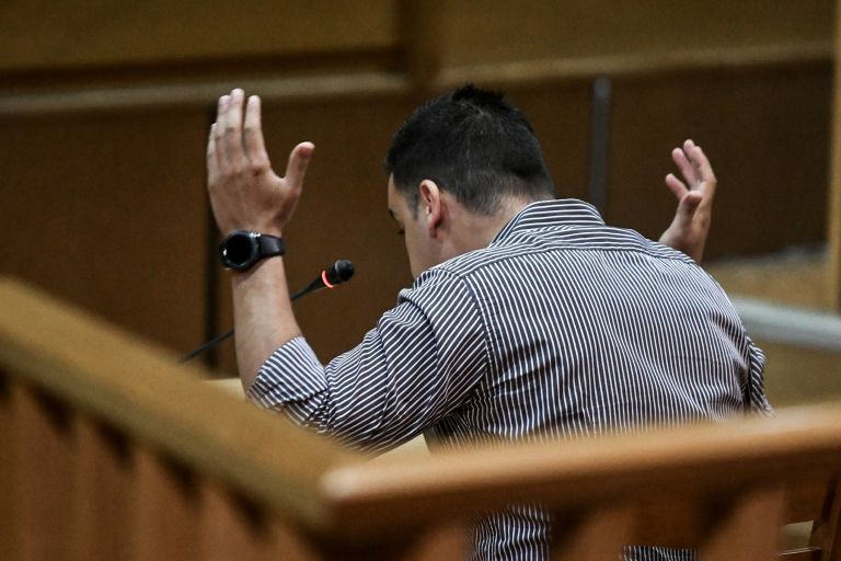 Δίκη Χρυσής Αυγής: «Να βοηθήσω ήθελα», ανέφερε ο κατηγορούμενος για την επίθεση στους αφισοκολλητές του ΠΑΜΕ