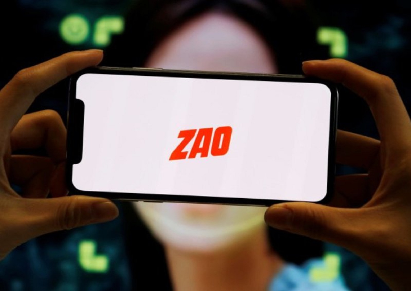 Zao: Χαμός με νέα εφαρμογή που αλλάζει τα πρόσωπα των διασήμων (vids)