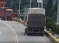 Απίστευτο βίντεο: Ελαστικό – βόμβα σκάει στο πρόσωπο του οδηγού