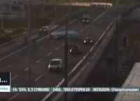 Απίθανο τροχαίο στην Αττική Οδό με ανατροπή σκάφους
