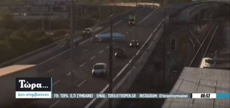 Απίθανο τροχαίο στην Αττική Οδό με ανατροπή σκάφους
