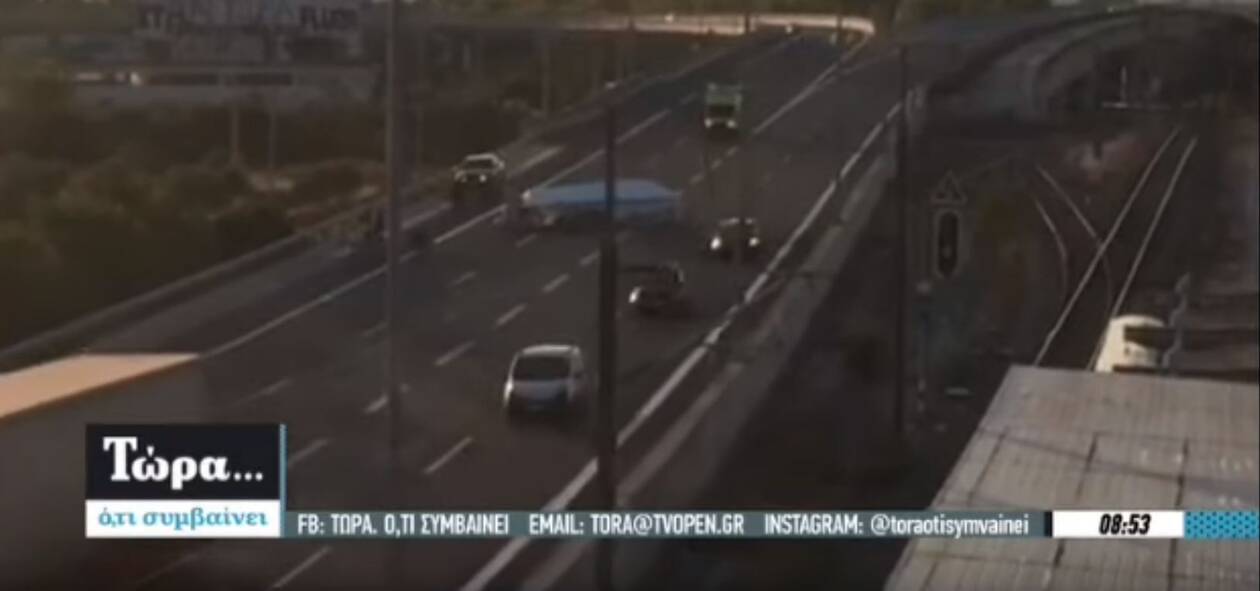 Απίθανο τροχαίο στην Αττική Οδό με ανατροπή σκάφους