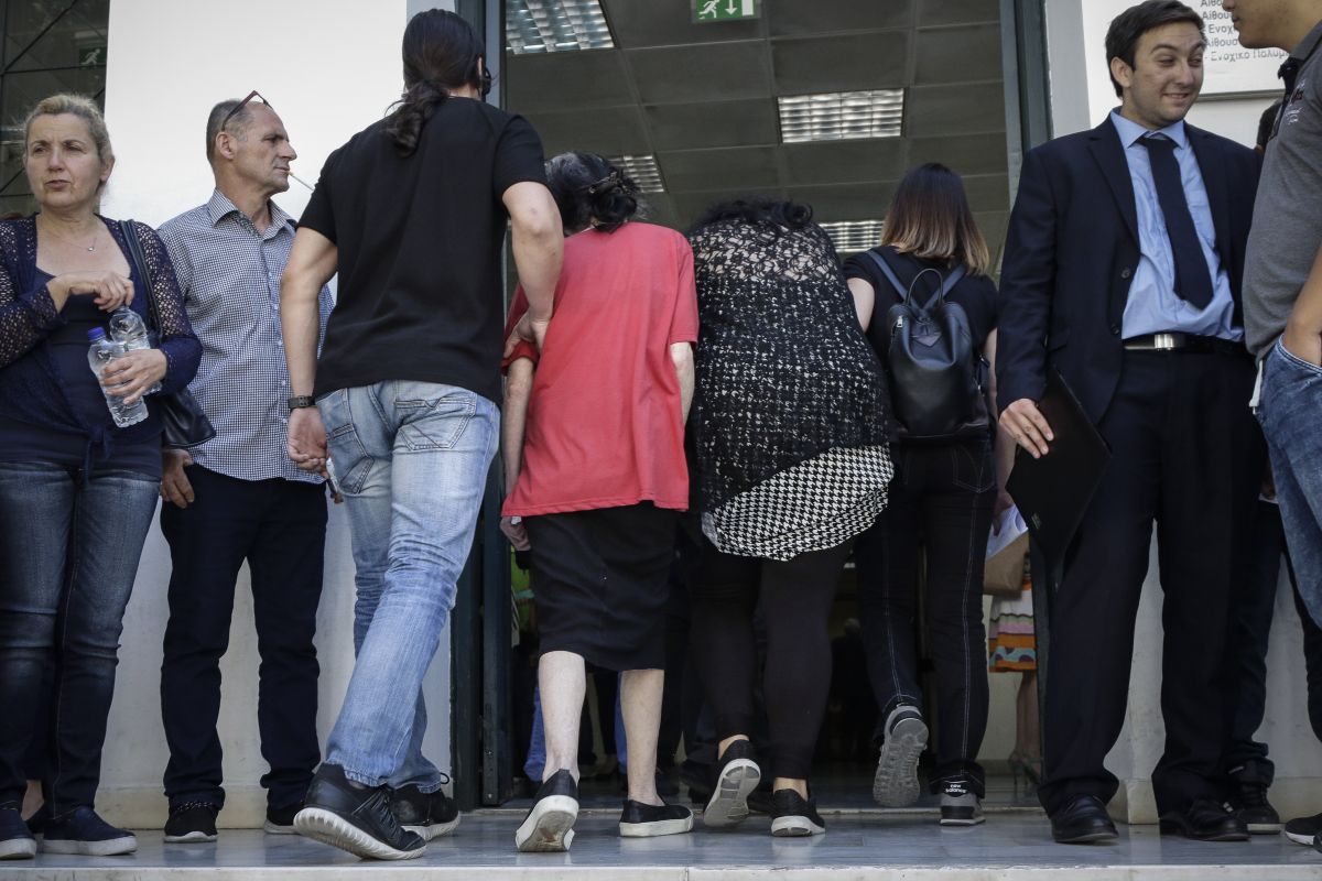 Πετρούπολη: Ενοχή για την 20χρονη και ανθρωποκτονία από πρόθεση για την μητέρα της πρότεινε ο εισαγγελέας