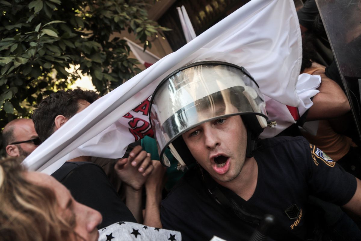 Ένταση στο κέντρο της Αθήνας: Διαμαρτυρία του ΠΑΜΕ έξω από συμβολαιογραφείο (pics)