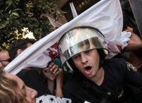 Ένταση στο κέντρο της Αθήνας: Διαμαρτυρία του ΠΑΜΕ έξω από συμβολαιογραφείο (pics)