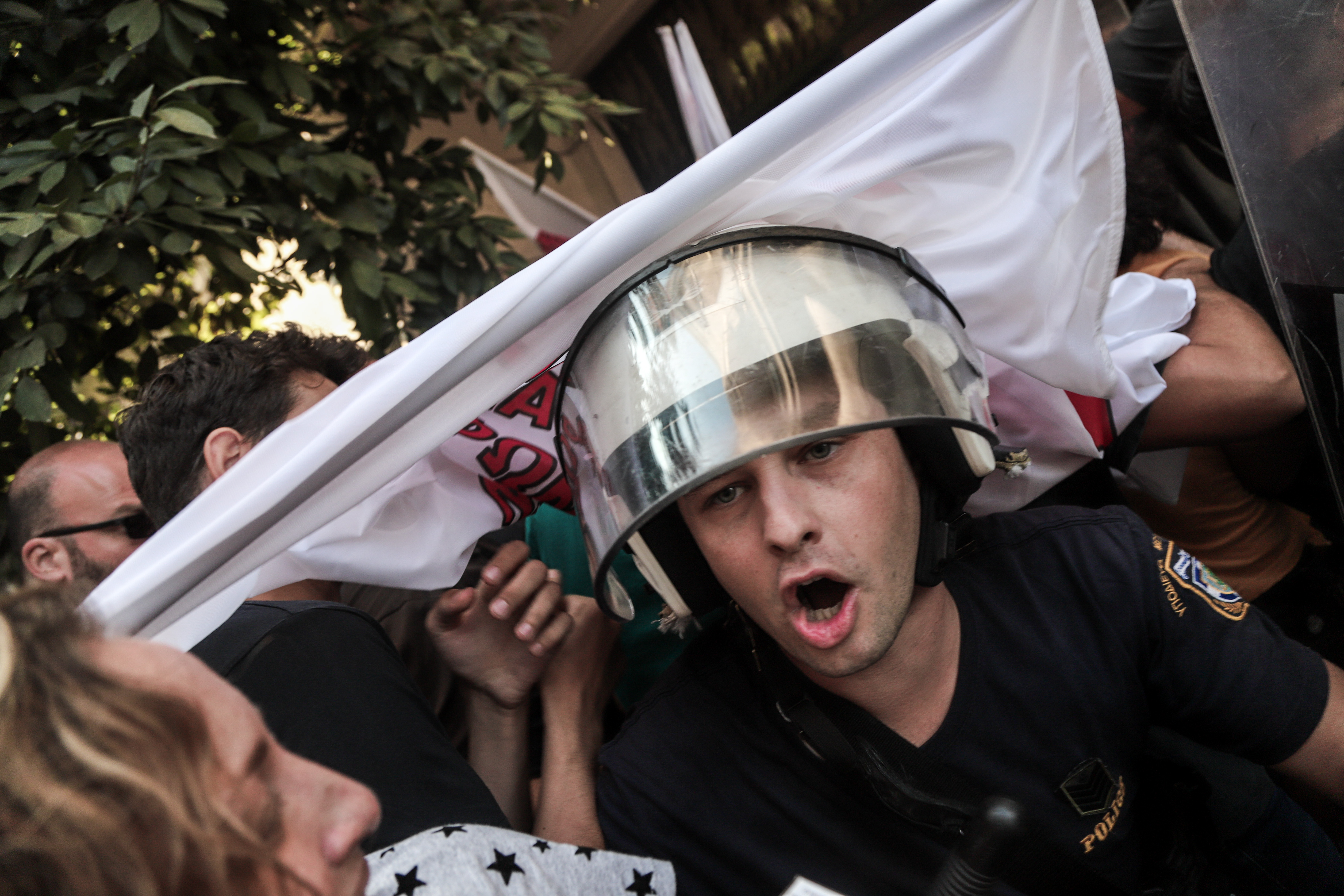 Ένταση στο κέντρο της Αθήνας: Διαμαρτυρία του ΠΑΜΕ έξω από συμβολαιογραφείο (pics)
