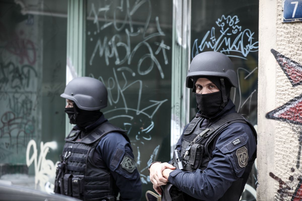 Εξάρχεια: Επιχείρηση της Δίωξης Ναρκωτικών σε διαμέρισμα